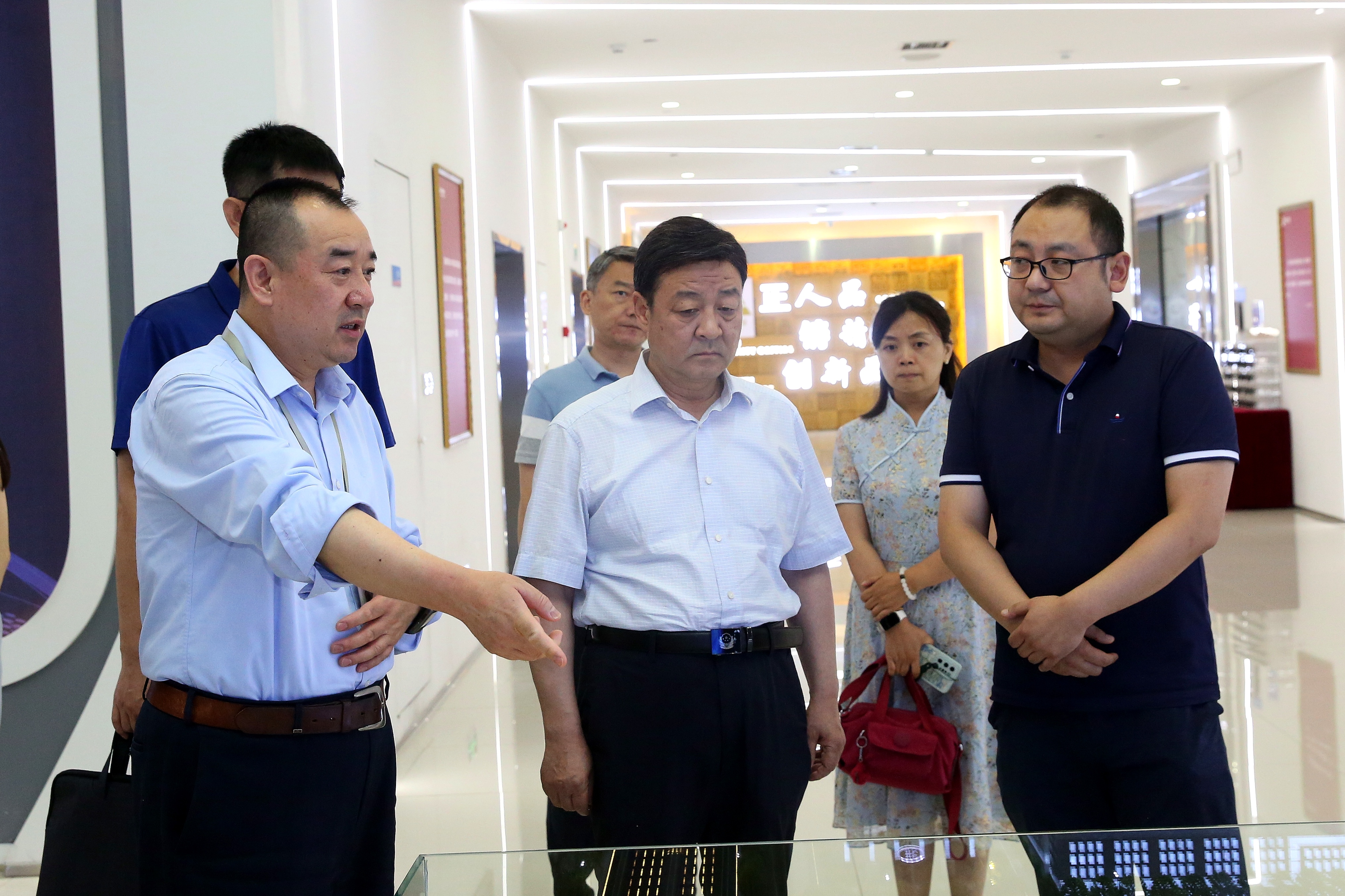 陕西省知识产权局局长侯社教一行来访调研_众赢国际版