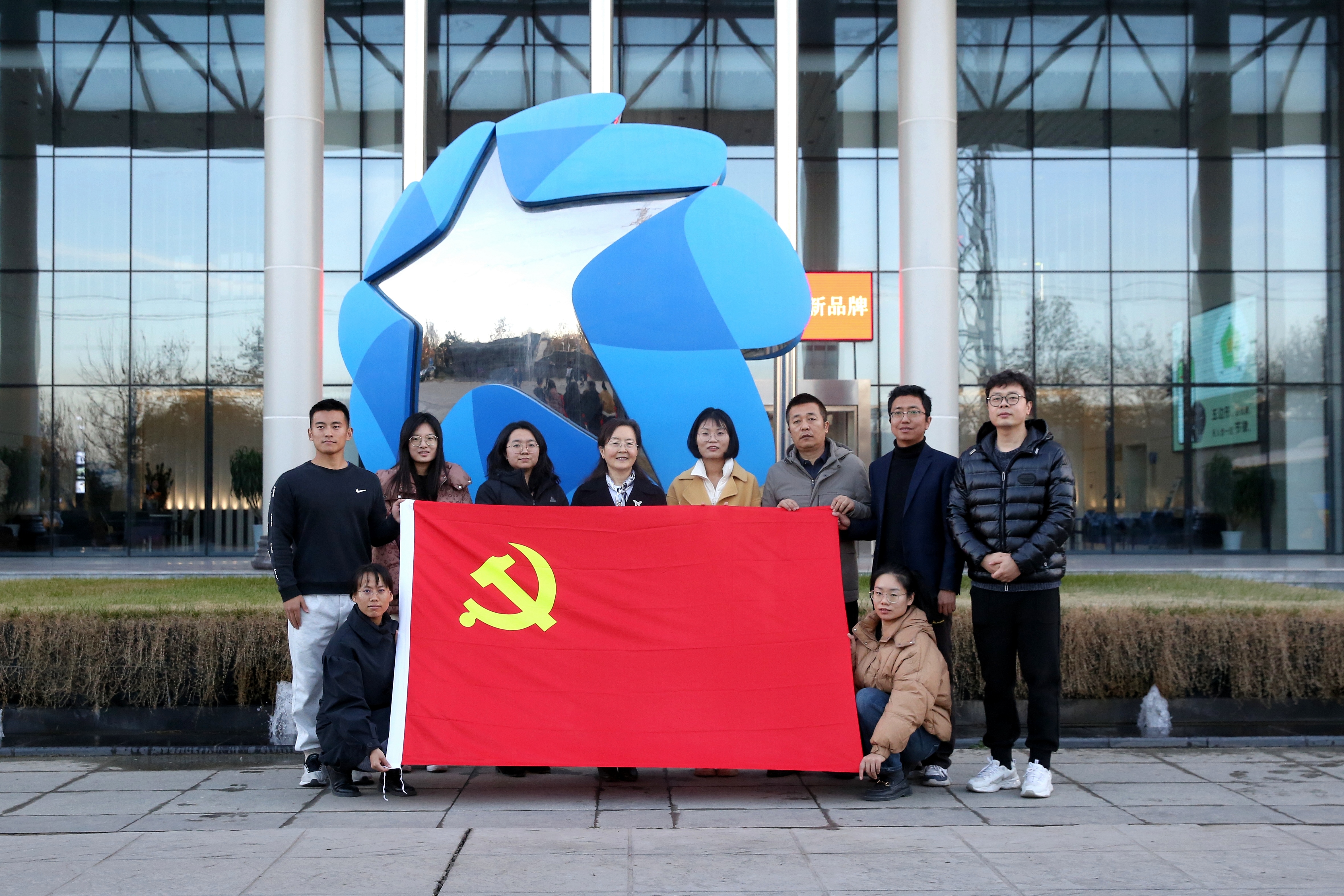 高新第六初级中学师生到我司旅行研学_众赢国际版